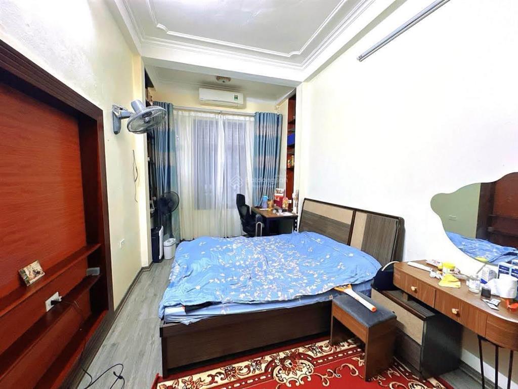 5 tỷ trần khát chân, ngõ nông gần ô tô, dân xây 3 ngủ, sổ riêng 30m2, ko quy hoạch