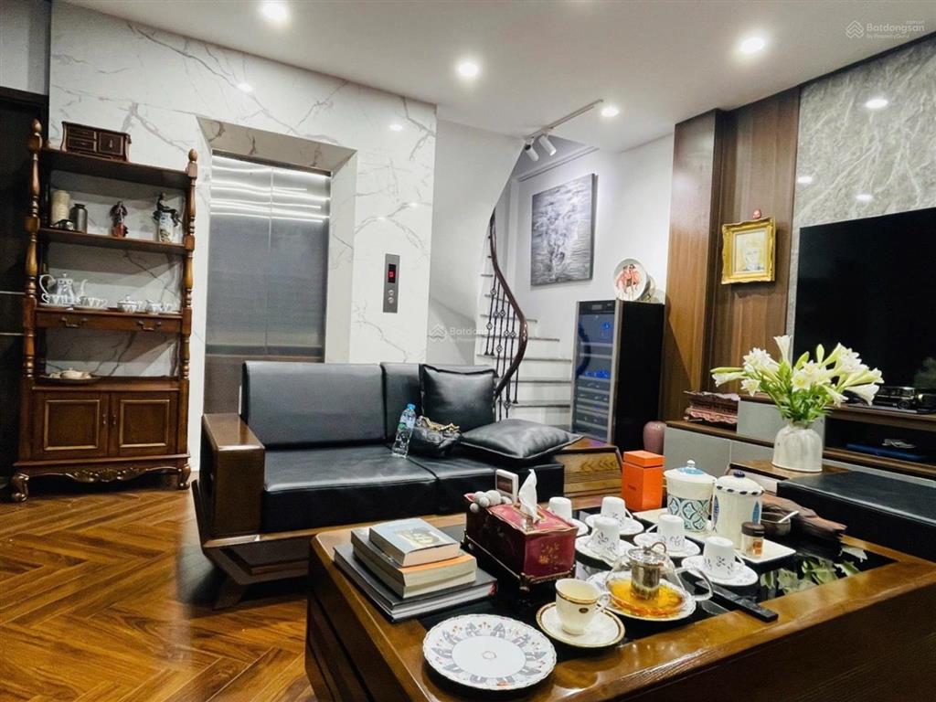 Bán nhà nguyễn văn cừ 63m2, 6 tầng thang máy, giá 20 tỷ. kinh doanh ô tô tránh nhau.