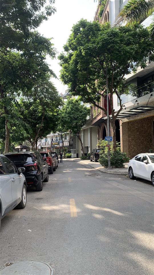 Bán nhà mặt hồ ba mẫu, đống đa, 80m2, 6 tầng thang máy, giá 44 tỷ. mặt hồ kinh doanh hiếm.