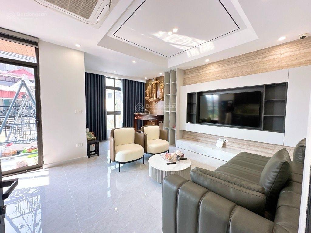 Bán nhà riêng phố nguyễn văn cừ, long biên 35m2, 6 tầng thang máy, giá 12 tỷ. ô tô vào nhà.