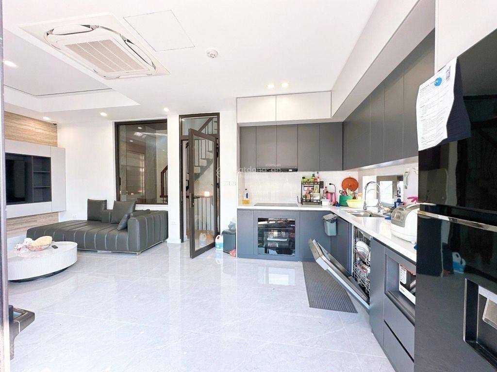 Bán nhà riêng phố nguyễn văn cừ, long biên 35m2, 6 tầng thang máy, giá 12 tỷ. ô tô vào nhà.