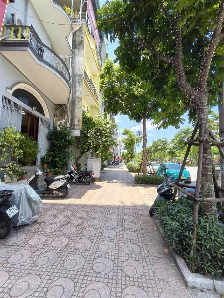 Bán đất tại ngô gia tự, long biên giá tốt 20 tỷ, 175 m2. ô tô vào nhà, gần phố chính.