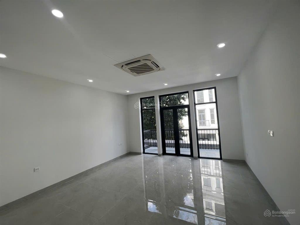 Chính chủ cho thuê lk 100m² hoàn thiện tm + nội thất cơ bản louis city hoàng mai 35tr/th.
