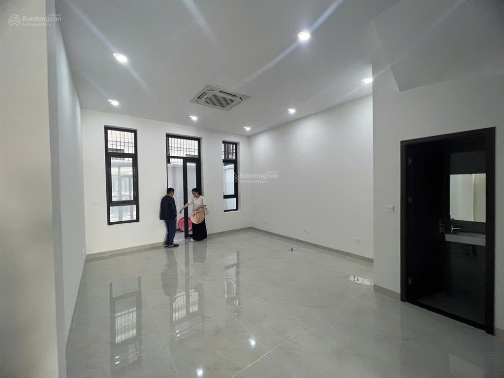 Chính chủ cho thuê lk 100m² hoàn thiện tm + nội thất cơ bản louis city hoàng mai 35tr/th.