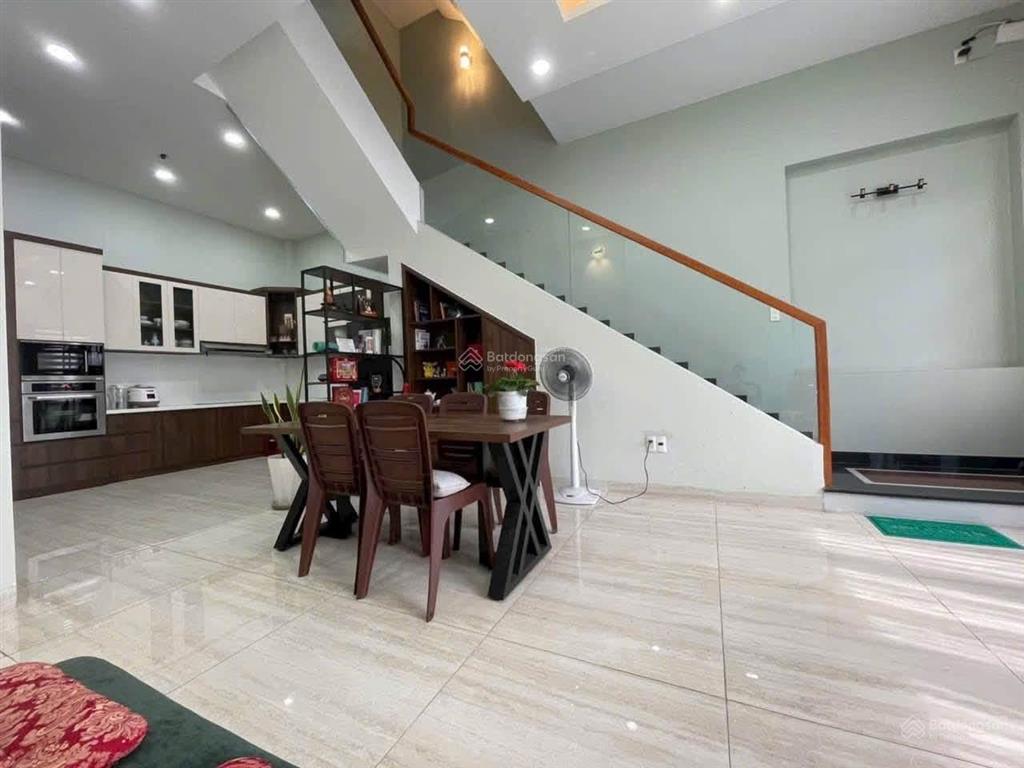 Chú long kẹt tiền cần bán gấp nhà dương quảng hàm, hđt 12tr/th, 4pn full nội thất, hxh tới nhà!