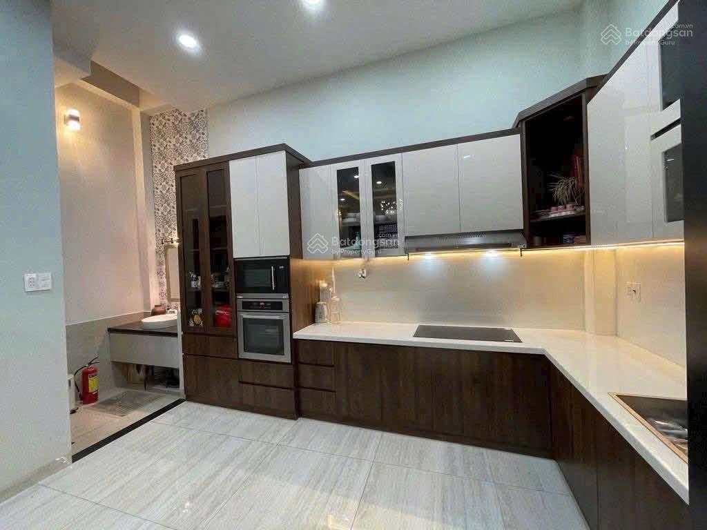 Chú long kẹt tiền cần bán gấp nhà dương quảng hàm, hđt 12tr/th, 4pn full nội thất, hxh tới nhà!
