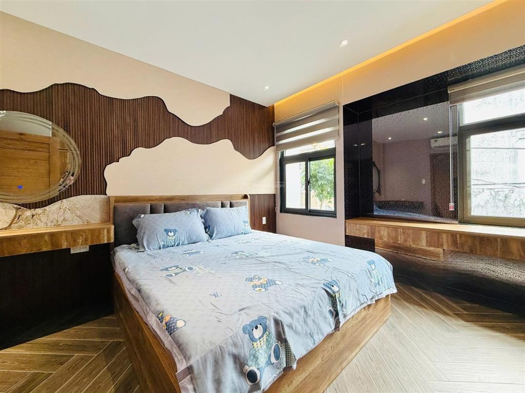 Căn phố đẹp sát mặt tiền cạnh công viên làng hoa