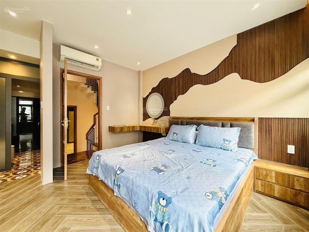Căn phố đẹp sát mặt tiền cạnh công viên làng hoa