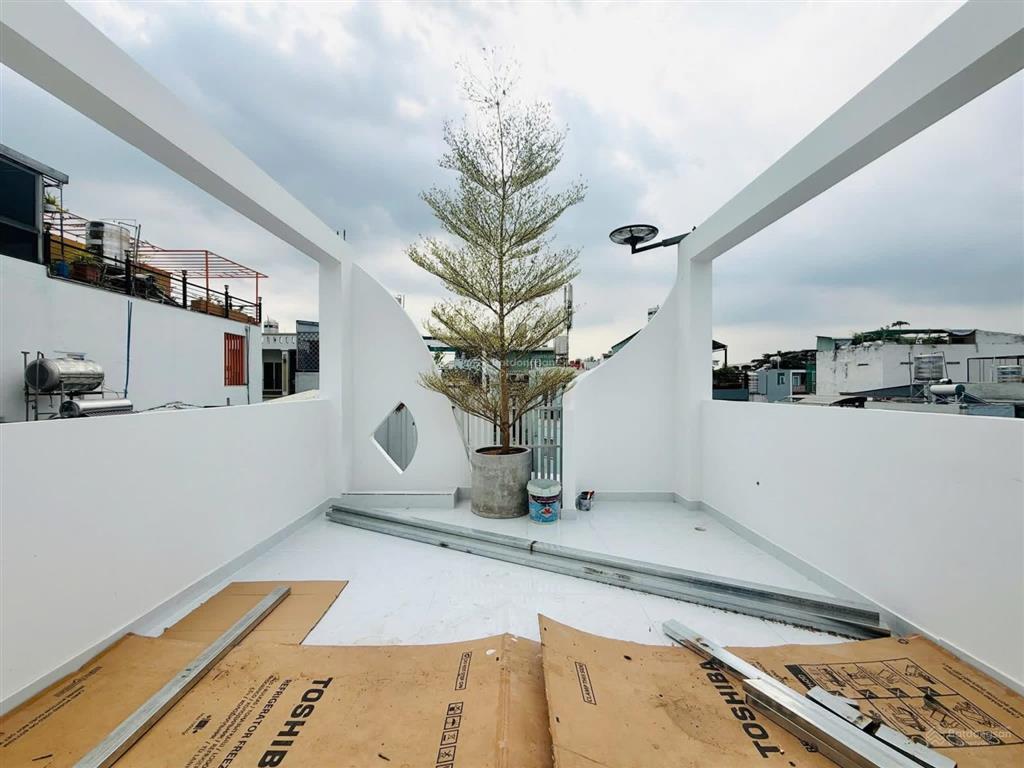 Căn phố đẹp sát mặt tiền cạnh công viên làng hoa