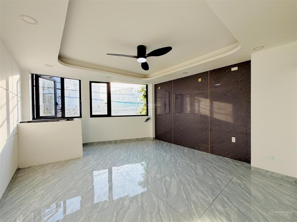 Hiếm nhà 5 tầng hxh quay đầu gần vincom & emart phan văn trị chỉ 7.x