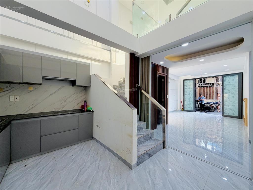 Hiếm nhà 5 tầng hxh quay đầu gần vincom & emart phan văn trị chỉ 7.x