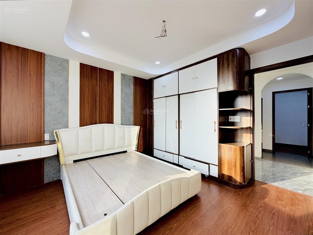 Hiếm nhà 5 tầng hxh quay đầu gần vincom & emart phan văn trị chỉ 7.x