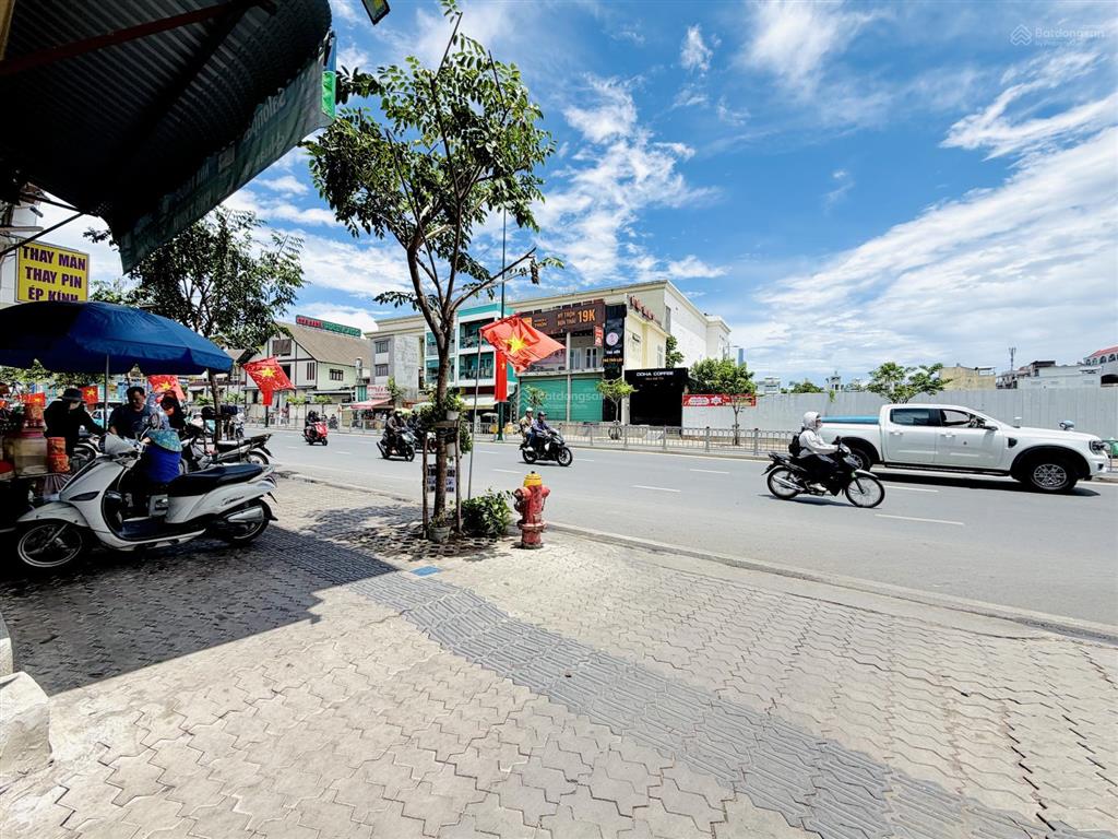 Bán đất tặng nhà 4 lầu gần vincom & emart phan văn trị