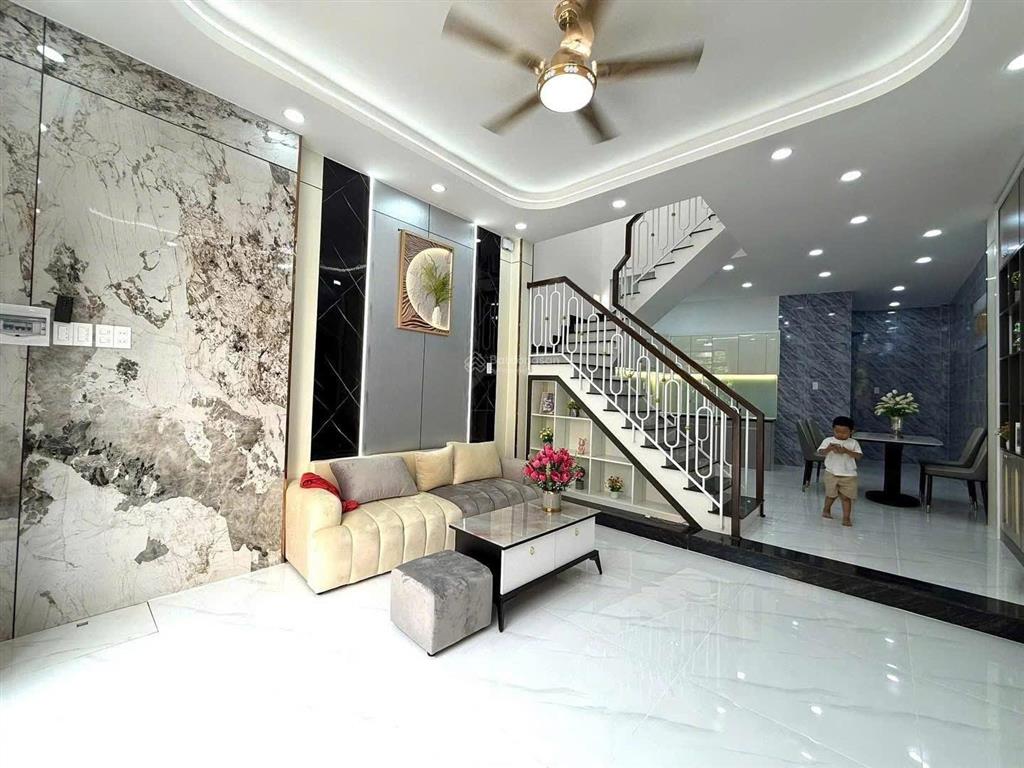 Chính chủ cần bán nhanh lê lai gò vấp. giá 2tỷ28. dt 53,8 m2, 3pn, 3wc, hẻm 5m, thuê 15tr/th
