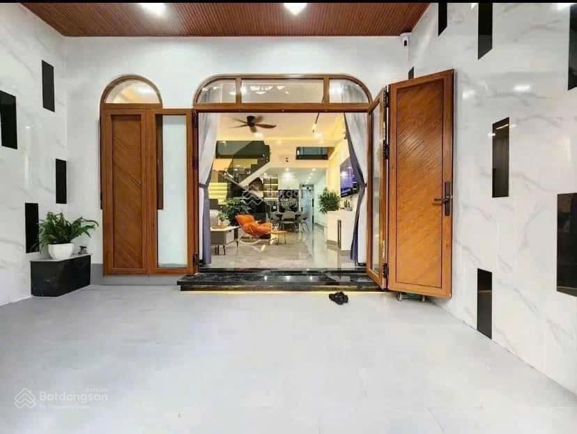 Chủ nhà đi định cư bán lại nhà bạch đằng  tân bình, dt 50m2. 3pn lớn. hẻm 5m5. shr. thuê 18tr/th