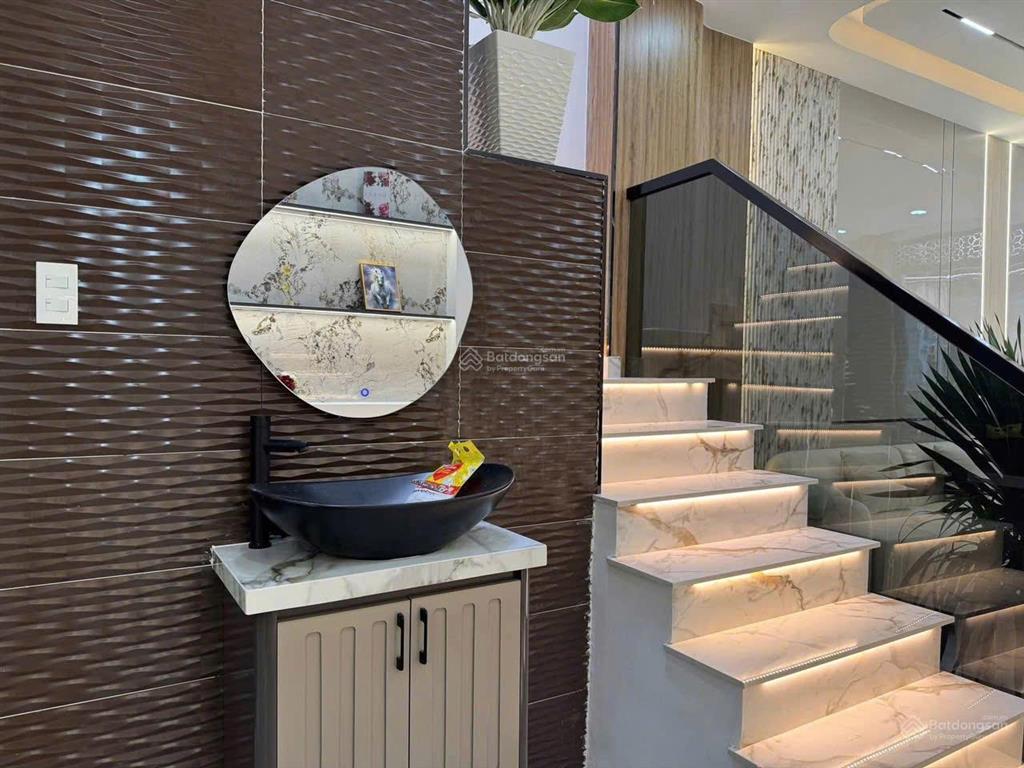 Đinh tiên hoàng, p7 bình thạnh chỉ 2 tỷ 2!  2 lầu  di chuyển q1 chỉ vài phút