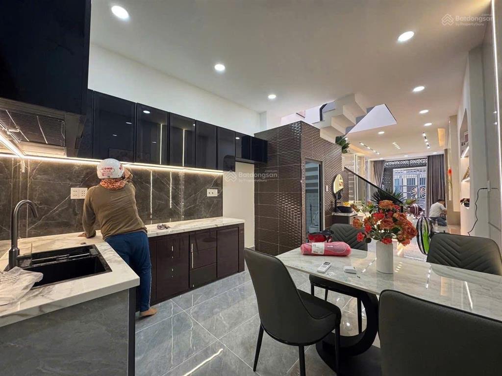 Đinh tiên hoàng, p7 bình thạnh chỉ 2 tỷ 2!  2 lầu  di chuyển q1 chỉ vài phút