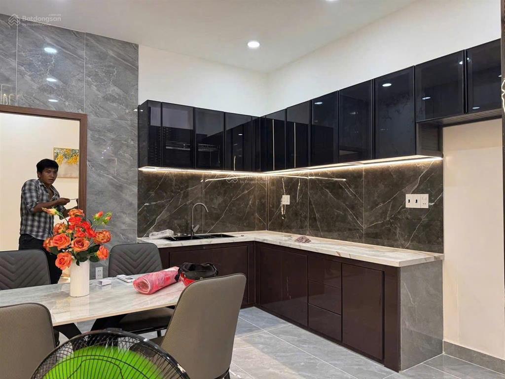 Đinh tiên hoàng, p7 bình thạnh chỉ 2 tỷ 2!  2 lầu  di chuyển q1 chỉ vài phút