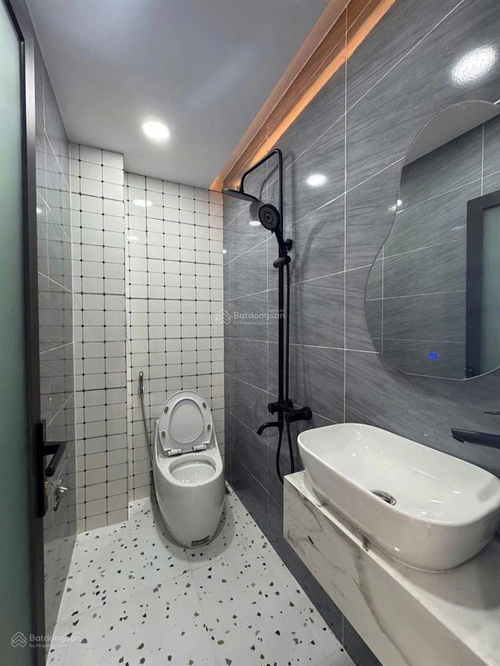 Đinh tiên hoàng, p7 bình thạnh chỉ 2 tỷ 2!  2 lầu  di chuyển q1 chỉ vài phút