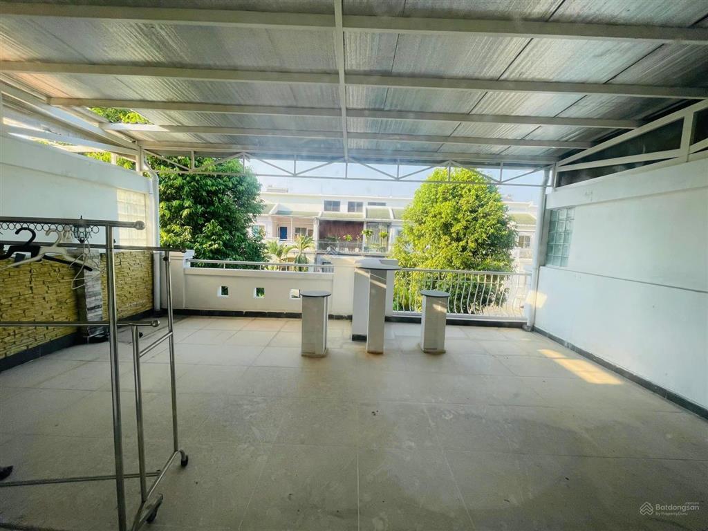 Cho thuê biệt thự phú mỹ hưng, cạnh công viên, khu compound, kế vivo, 126m2(7x18), 3 tầng, 3pn, 4wc