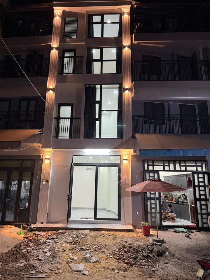 Bán nhà mặt tiền ngay hóc môn  nhà mới 100%  giá chỉ 2,55 tỷ