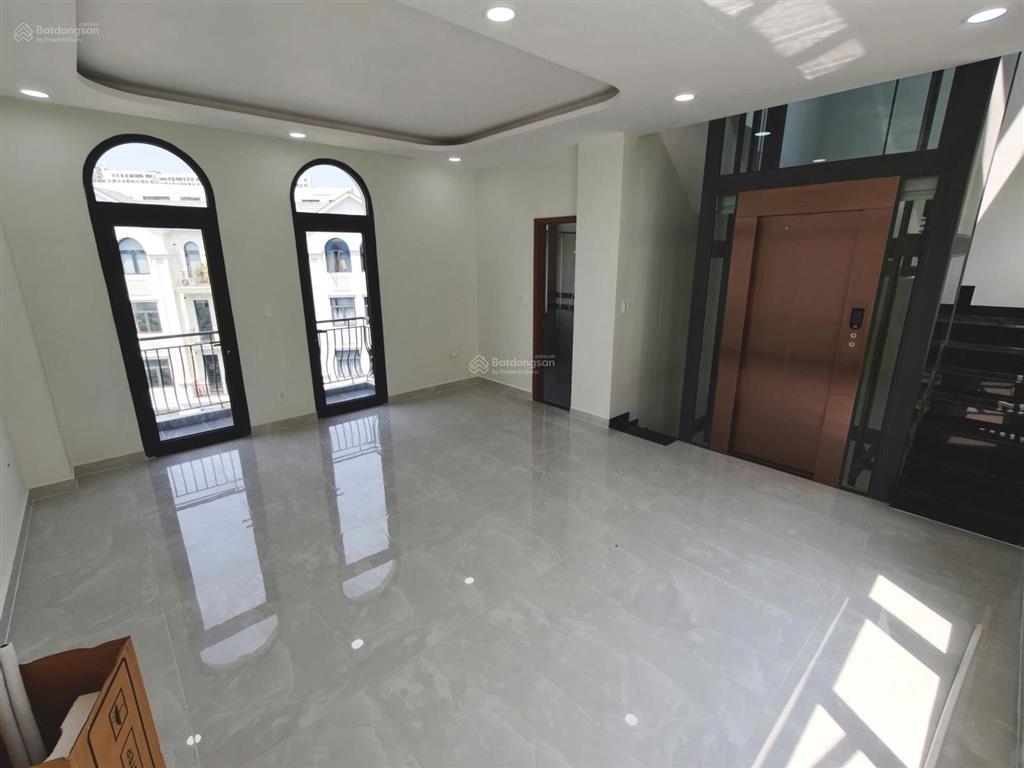 Căn kinh doanh có thang máy/máy lạnh giá chỉ 35tr hiếm nhất manhattan  ngay e tâm 0876 070 ***