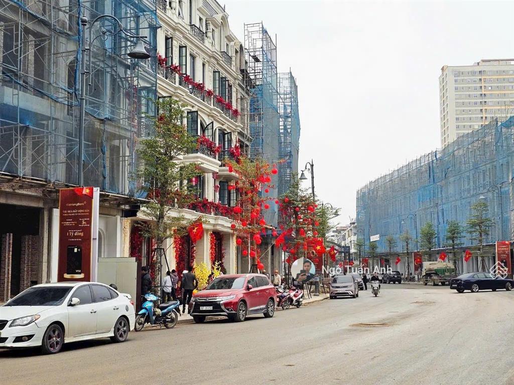 Bán liền kề trục đường 40m hoàng quốc việt kéo dài, vốn ban đầu 8 tỷ