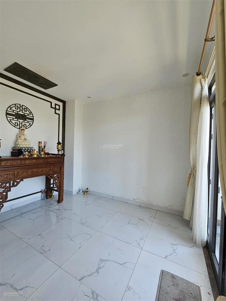 Siêu phẩm 3 tầng kiệt ô tô, ô tô đổ trong nhà xem là mê