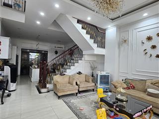 Siêu phẩm 3 tầng kiệt ô tô, ô tô đổ trong nhà xem là mê