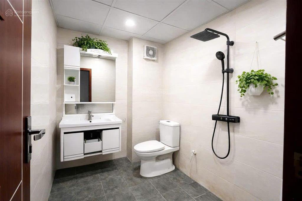 Bán căn hộ tt nguyễn chí thanh, huỳnh thúc kháng, sổ 44m2, dt 80m2, mặt phố, sân rộng, giá 5.6 tỷ