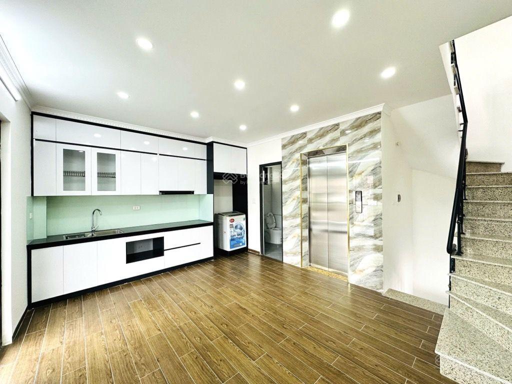 Nhà hoàng hoa thám tây hồ dt 40 m2 lô  mt 4m 6 tầng thang máy giá 12.3 tỷ nhà mới ô tô kinh doanh