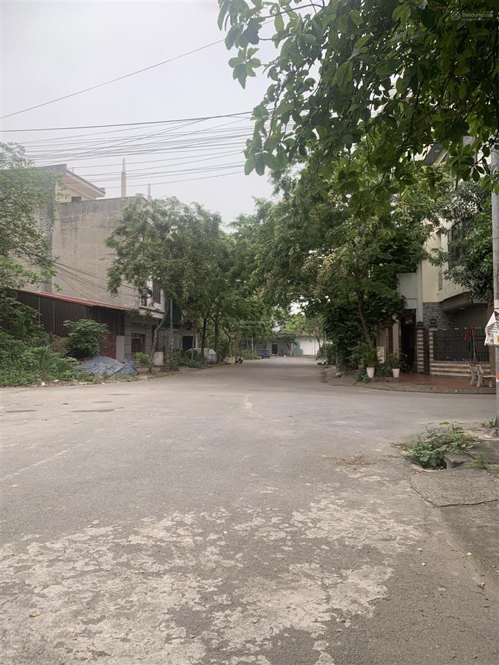 Chính chủ cần bán duy nhất 1 nhà 2 tầng tầng 1 phòng khách và phòng bếp,tầng 2 ba phòng ngủ.