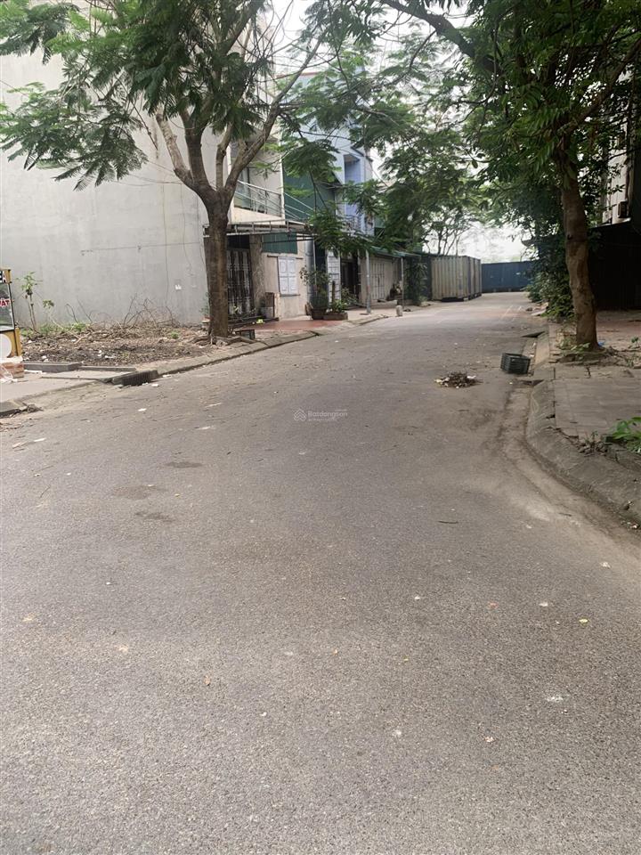 Chính chủ cần bán duy nhất 1 nhà 2 tầng tầng 1 phòng khách và phòng bếp,tầng 2 ba phòng ngủ.