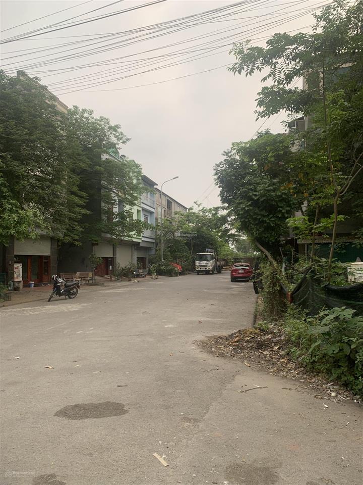 Chính chủ cần bán duy nhất 1 nhà 2 tầng tầng 1 phòng khách và phòng bếp,tầng 2 ba phòng ngủ.