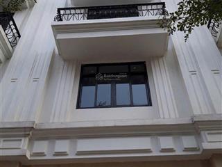 Cho thuê gấp nhà phân lô 2 mặt thoáng hoàng cầu, dt 80m2 x 5 tầng, mt 5m, ô tô tránh.giá 22tr