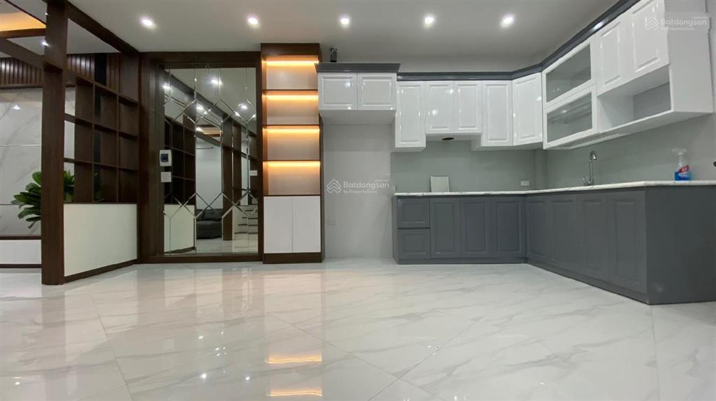 Cần cho thuê gấp nhà mới tinh phố huỳnh thúc kháng, dt 70m2 x 7 tầng, ngõ ô tô, thang máy. gía 38tr