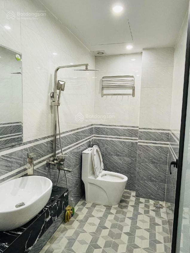 Cần cho thuê nhà nguyên căn phố thái hà, dt 40m2 x 6 tầng, thông sàn. gía 14tr
