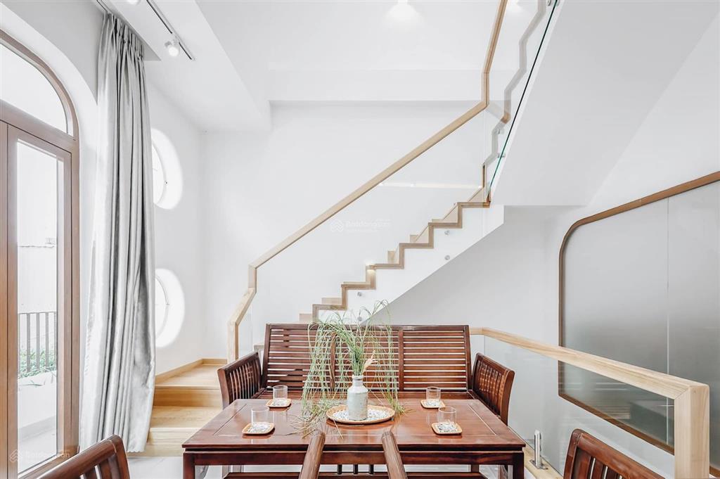 Hot hot cần cho thuê gấp nhà mới xây hoàng cầu, dt 35m2 x 5 tầng, trang bị đủ đồ. gía 14tr/th