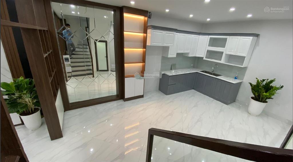 Cần cho thuê gấp nhà đặng văn ngữ, dt 60m2 x 4,5 tầng, mặt tiền 4,5m, ô tô đỗ cửa. giá 19tr/th