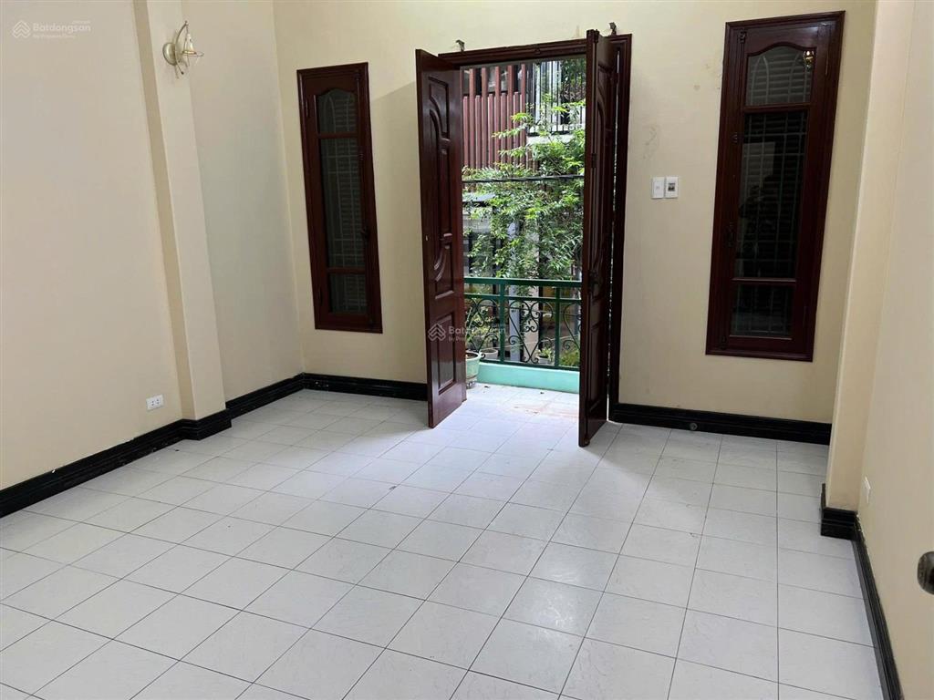 Cần cho thuê gấp nhà kim mã, dt 55m2 x 3 tầng, ngõ ô tô đỗ cửa. giá chỉ 16tr/th.  0973 848 ***