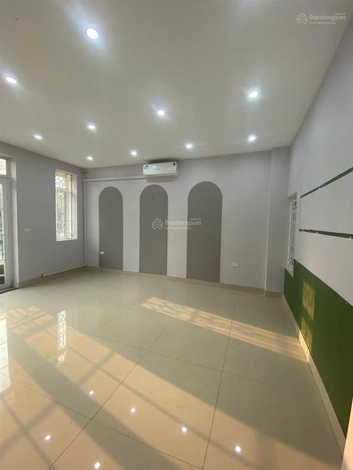 Cho thuê gấp nhà phân lô 2 mặt thoáng hoàng cầu, dt 80m2 x 5 tầng, mt 5m, ô tô tránh. giá 22tr
