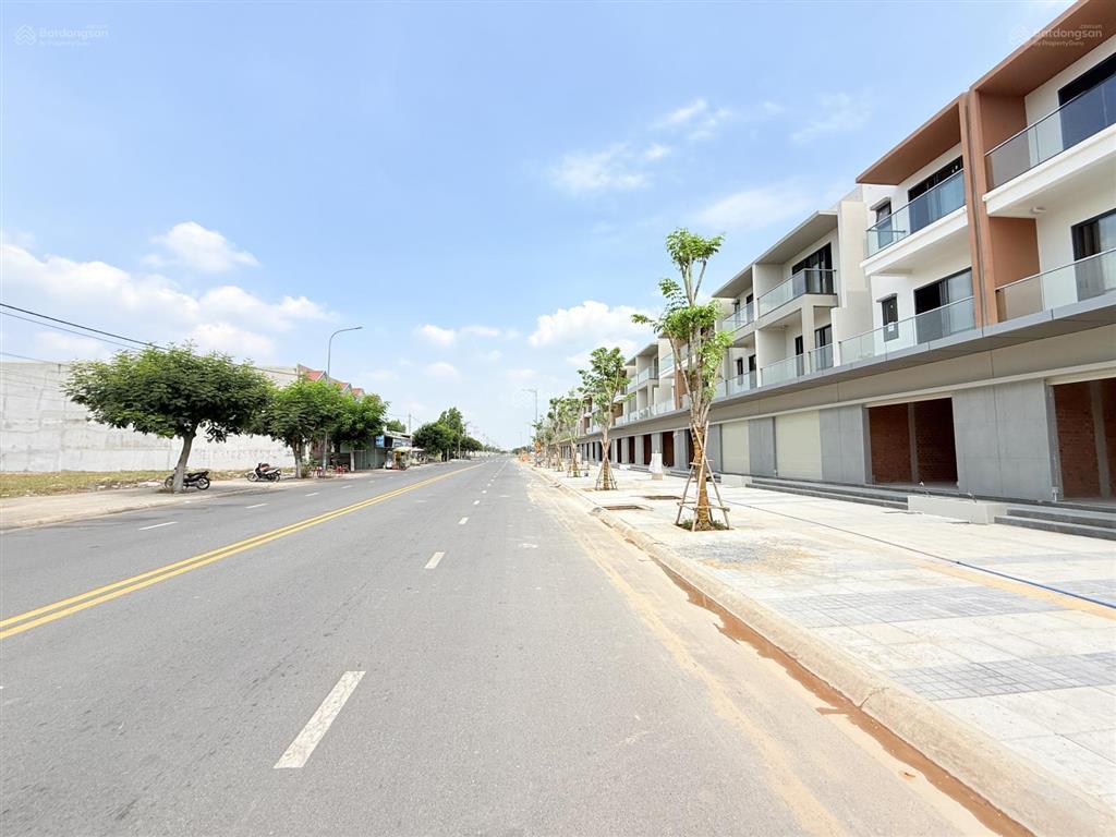 Bán nhà 2 tầng đường bạch đằng p. tân uyên hồ chí minh, 100m2 giá chỉ 2 tỷ 390 sổ sẵn đường 15m