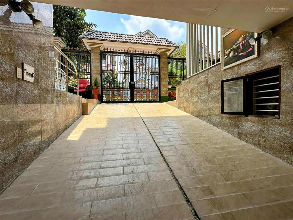 Biệt thự him lam cao cấp hầm + 3 tầng giá tốt 50 tỷ, ngân hàng định giá 70 tỷ 12.5m x 20m dt 250m2