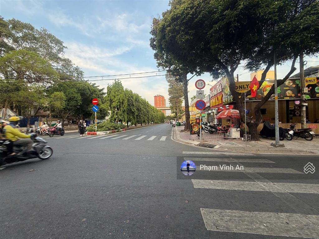 Chdv 4 tầng ngay trạm metro sẵn thu nhập 720tr/năm