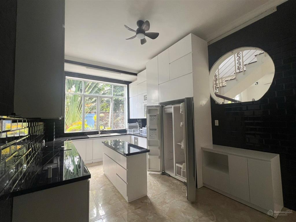 Cho thuê biệt thự 2 mt đường quốc hương vừa kinh doanh nhà hàng quán cafe giá chỉ 135 triệu/tháng