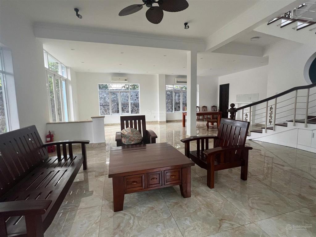 Cho thuê biệt thự 2 mt đường quốc hương vừa kinh doanh nhà hàng quán cafe giá chỉ 135 triệu/tháng