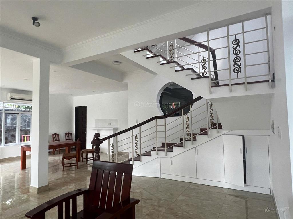 Cho thuê biệt thự 2 mt đường quốc hương vừa kinh doanh nhà hàng quán cafe giá chỉ 135 triệu/tháng