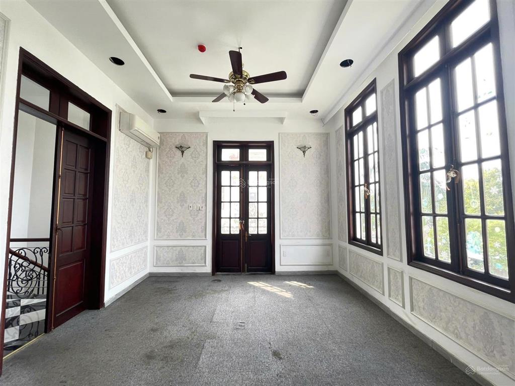 Chỉ 130 tr/th cho thuê biệt thự kinh doanh nhà hàng diện tích lên tới 900m2, quá rẻ tại thảo điền