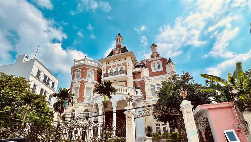 Cho thuê biệt thự diện tích lên tới 1000m2, giá cực kì rẻ ,nằm tại đường võ trường toản