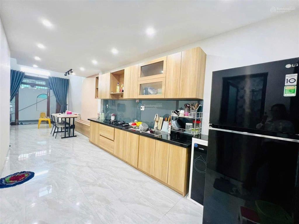 Nhà kiệt đống đa đi vài bước chân
ra nơi đậu đỗ ô tô .4 tỷ x